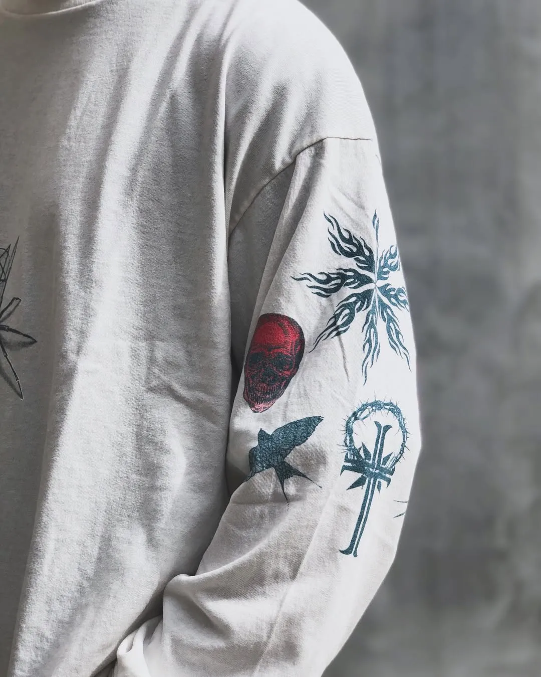 SAINT Mxxxxxx × Dr. Woo DW_LS TEE/TATTOO/WHT Dr.Woo joint model TATOO tattoo long sleeve off-white S-XL OE yarn Tube weaving high weight fabric without side seams Original printing water slurry process No touch printing Breathable and comfortable Original level replica printing Correct version Correct main mark/wash mark/cherub anti-counterfeiting mark